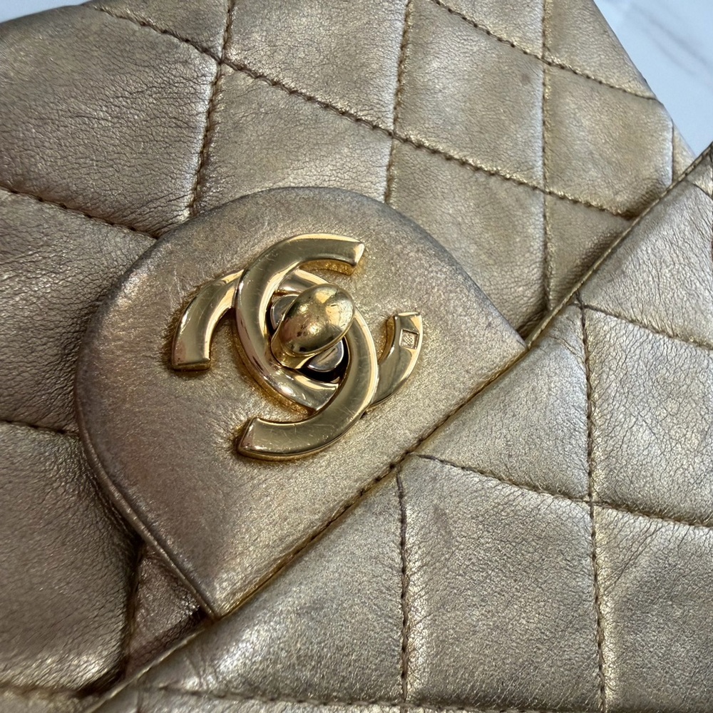 RARE CHANEL VINTAGE GOLD LAMBSKIN
CLASSIC SQUARE MINI FLAP BAG 24K GOLD PLATED - Picture 14 of 15